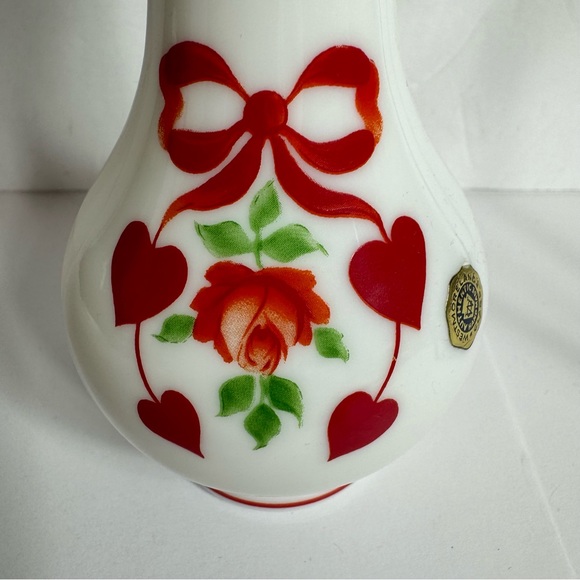 Vintage Westmoreland Milk Glass vase with hand painted Red Roses, Bows & Hearts - Picture 2 of 11